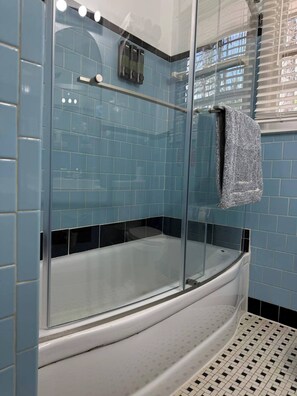 Towels, toilet paper - Portofino- Nottingham Hide Away- 4BR 2 Bath (Montgomery)