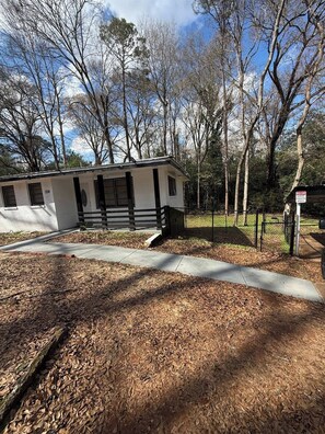 Exterior - Portofino- Nottingham Hide Away- 4BR 2 Bath (Montgomery)