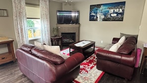 Living area - For family-friendly home with cozy bedrooms (Edmonton)