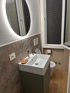 Bathroom - Holiday Home 'Oasibellavista' with Sea View, Wi-Fi and Air Conditioning (Cavo)