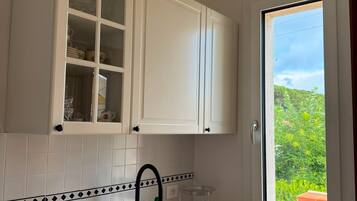 Wasserkocher mit Kaffee-/Teezubehör, Kühlschrank, Ofen, Herdplatte