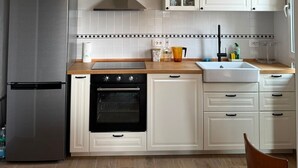 Kaffetrakter/tekoker, kjøleskap, ovn og kokeplater