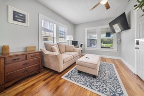 Living area - The Tarpon Hideaway - 2 Min Walk to Downtown Tarpon (Tarpon Springs)