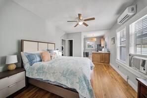 Room - The Tarpon Hideaway - 2 Min Walk to Downtown Tarpon (Tarpon Springs)