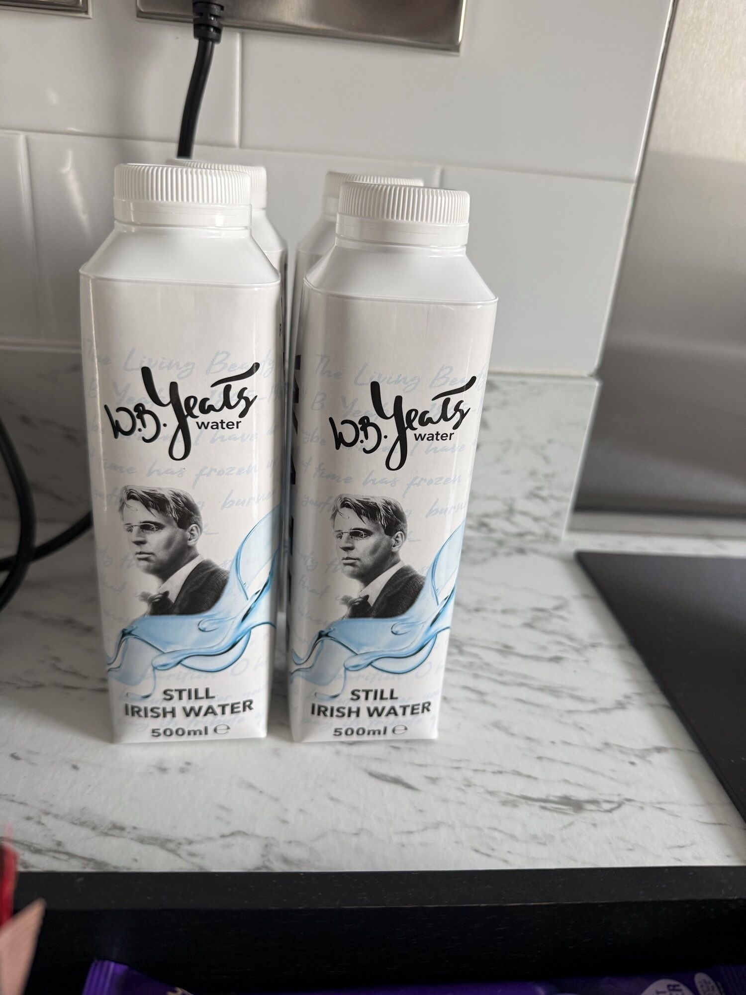Dos botellas de agua irlandesa sin gas sobre una encimera de cocina.