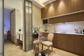 Un baño moderno con cabina de ducha de vidrio, un lavamanos y un espejo.