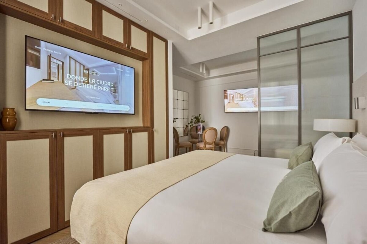 Apartament Deluxe | Caixa forta a l'habitació, cortines opaques i planxa i posts de planxar 