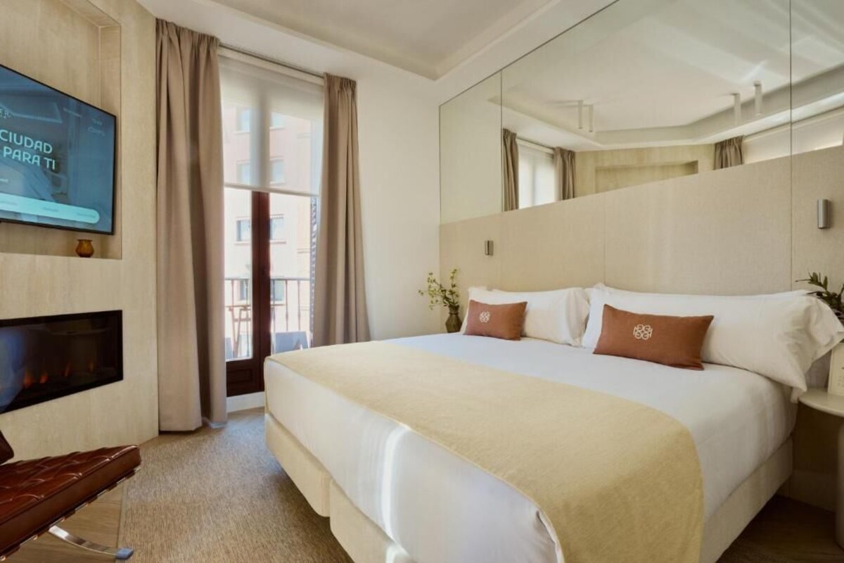 Apartament destacat, balcó, vistes a la ciutat | Caixa forta a l'habitació, cortines opaques i planxa i posts de planxar 