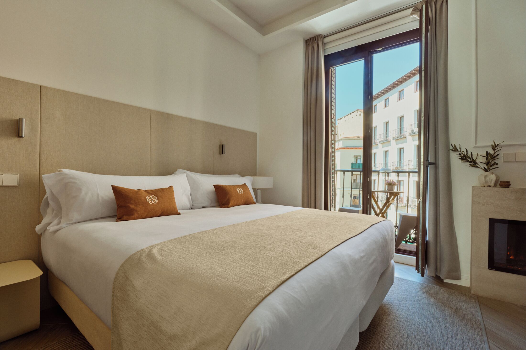 Apartamento clásico, balcón, vistas a la ciudad | Caja fuerte, cortinas opacas, tabla de planchar con plancha