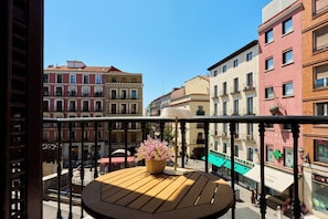Apartament destacat, balcó, vistes a la ciutat | Balcó