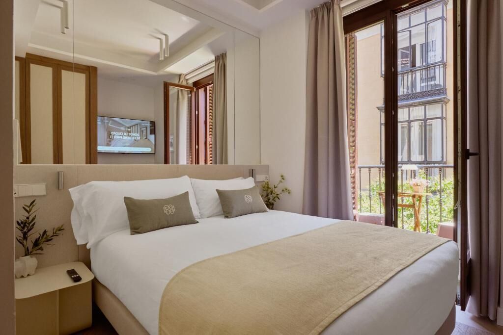 Apartamento Deluxe, balcón | Caja fuerte, cortinas opacas, tabla de planchar con plancha