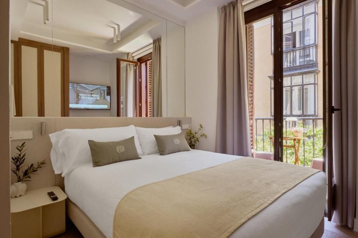 Apartament Deluxe, balcó | Caixa forta a l'habitació, cortines opaques i planxa i posts de planxar 