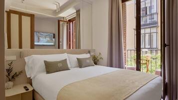 Apartamento Deluxe, balcón | Caja fuerte, cortinas opacas, tabla de planchar con plancha