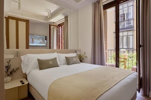 Apartament Deluxe, balcó | Caixa forta a l'habitació, cortines opaques i planxa i posts de planxar 