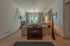 Una sala de estar moderna con un sofá, una radio y una lámpara.