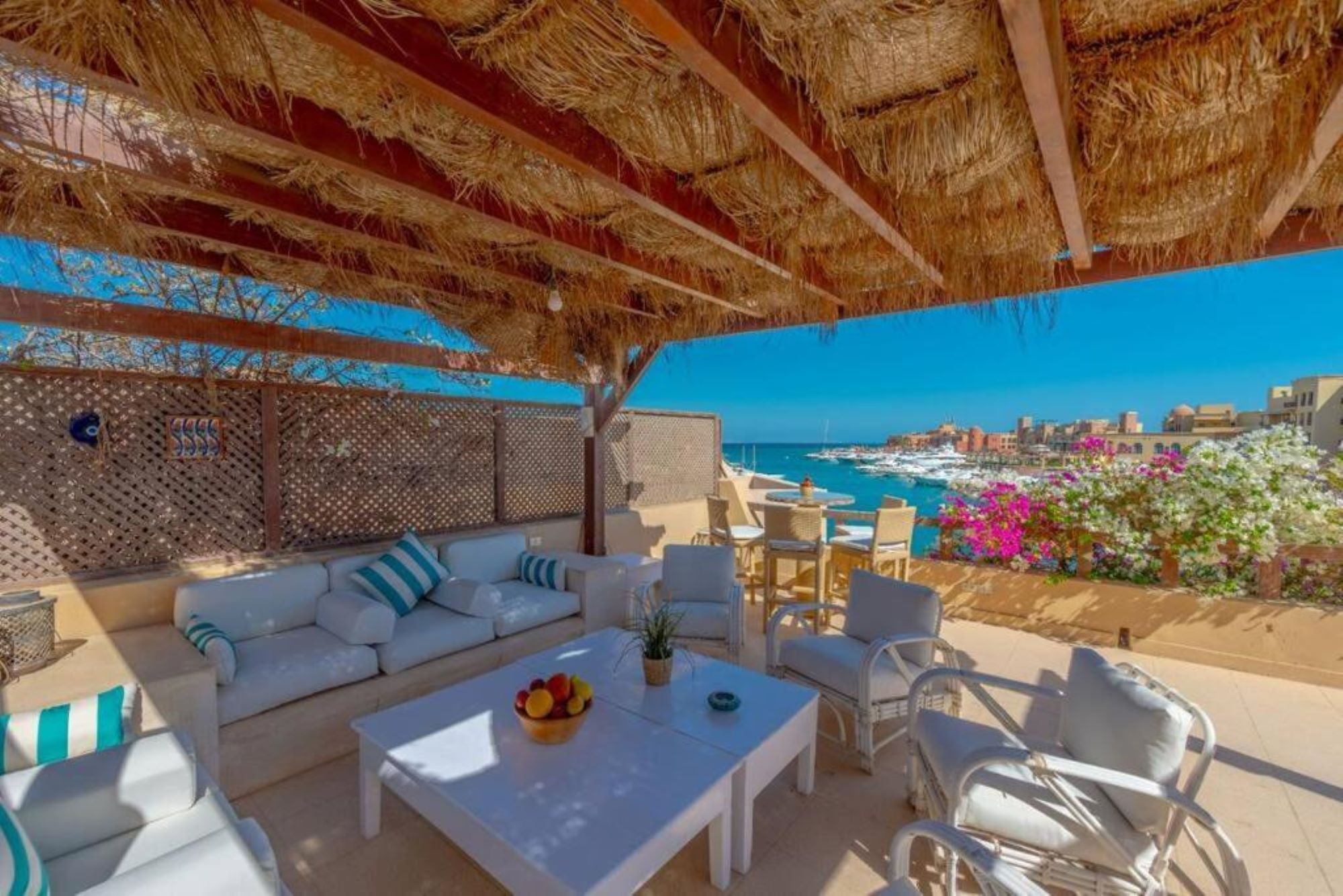 Una zona con posti a sedere all'aperto e vista sul mare e sulla città.