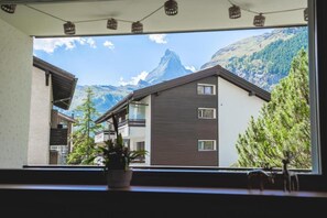 A modern building with a view of a mountain. - Beaulieu - Inspiringplaces Zermatt (Zermatt)