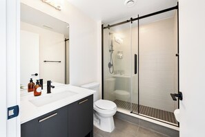 Dusche, Haartrockner, Handtücher, Seife