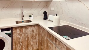 A modern kitchen with a built-in dishwasher, a coffee maker, and a toaster. - Click&Guest - Doctoral Urbana 2 (Santa Lucía de Tirajana)