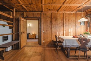 Un interior de madera con una mesa de comedor, sillas y un banco.