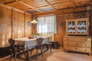 Dining - Maso Strada Vecchia - un rifugio a metà fra il lago e la montagna (Auer)