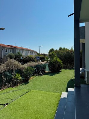 A residential area with a well-maintained lawn, a bicycle, and a pedestrian crossing sign. - A house in the heart of the Camargue. Perfect for a vacation with family or friends (Aimargues)
