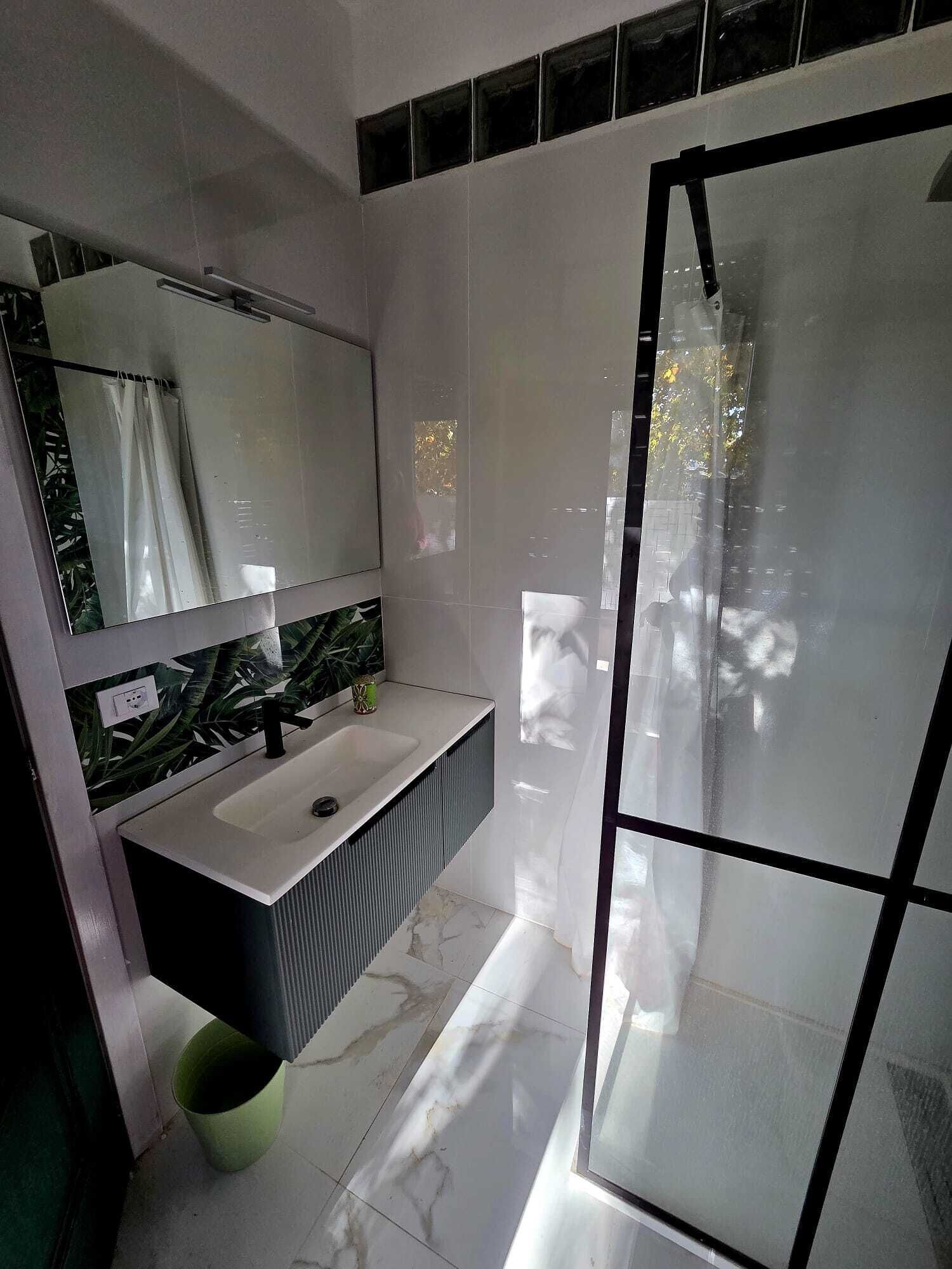 Habitación doble Deluxe, baño privado, vista al parque | Baño | Secadora de cabello, bidet, toallas 
