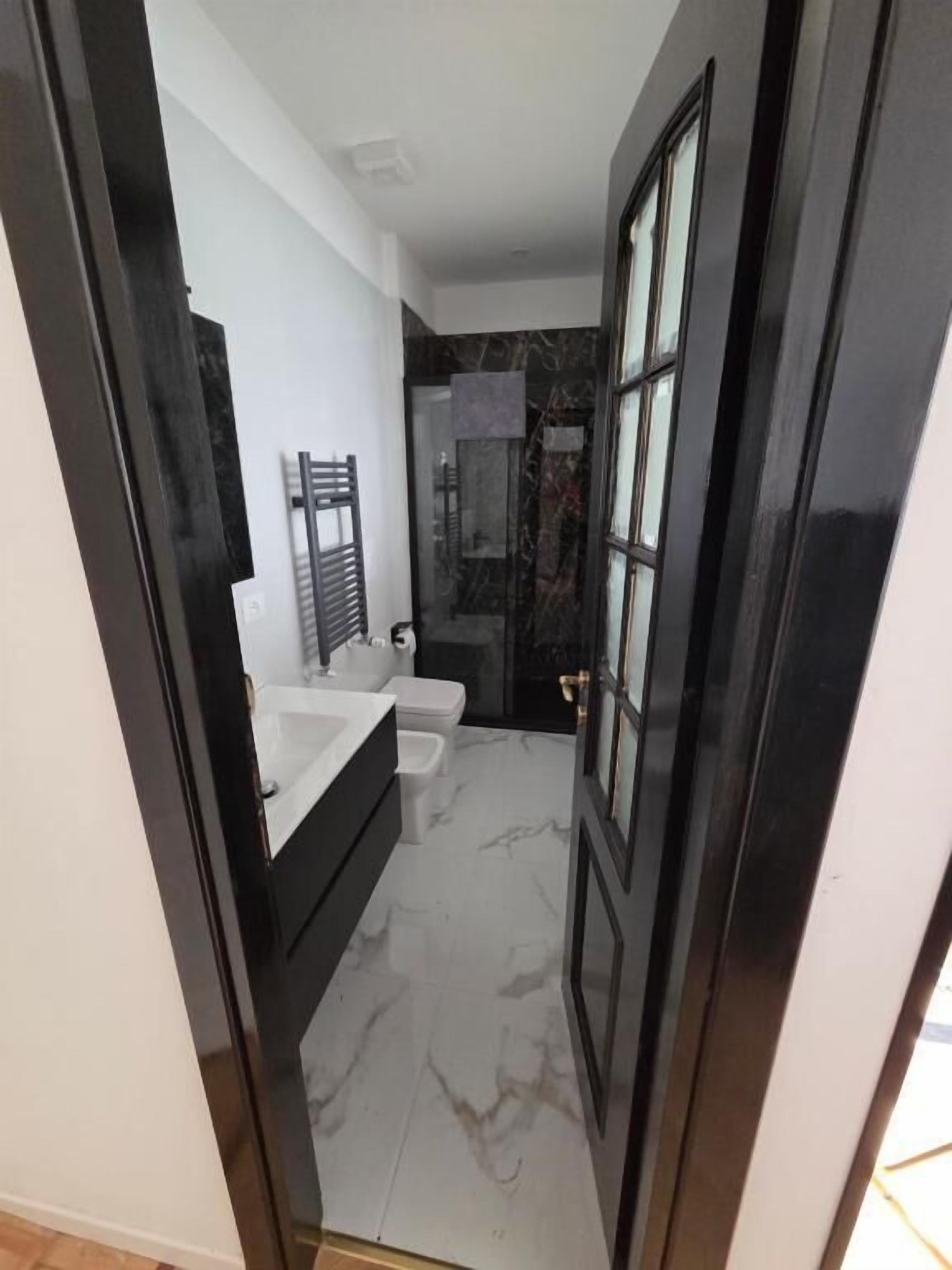 Deluxe Double Room, Private Bathroom, Park View | Bathroom | Hair dryer, towels