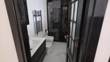 Deluxe Double Room, Private Bathroom, Park View | Bathroom | Hair dryer, towels