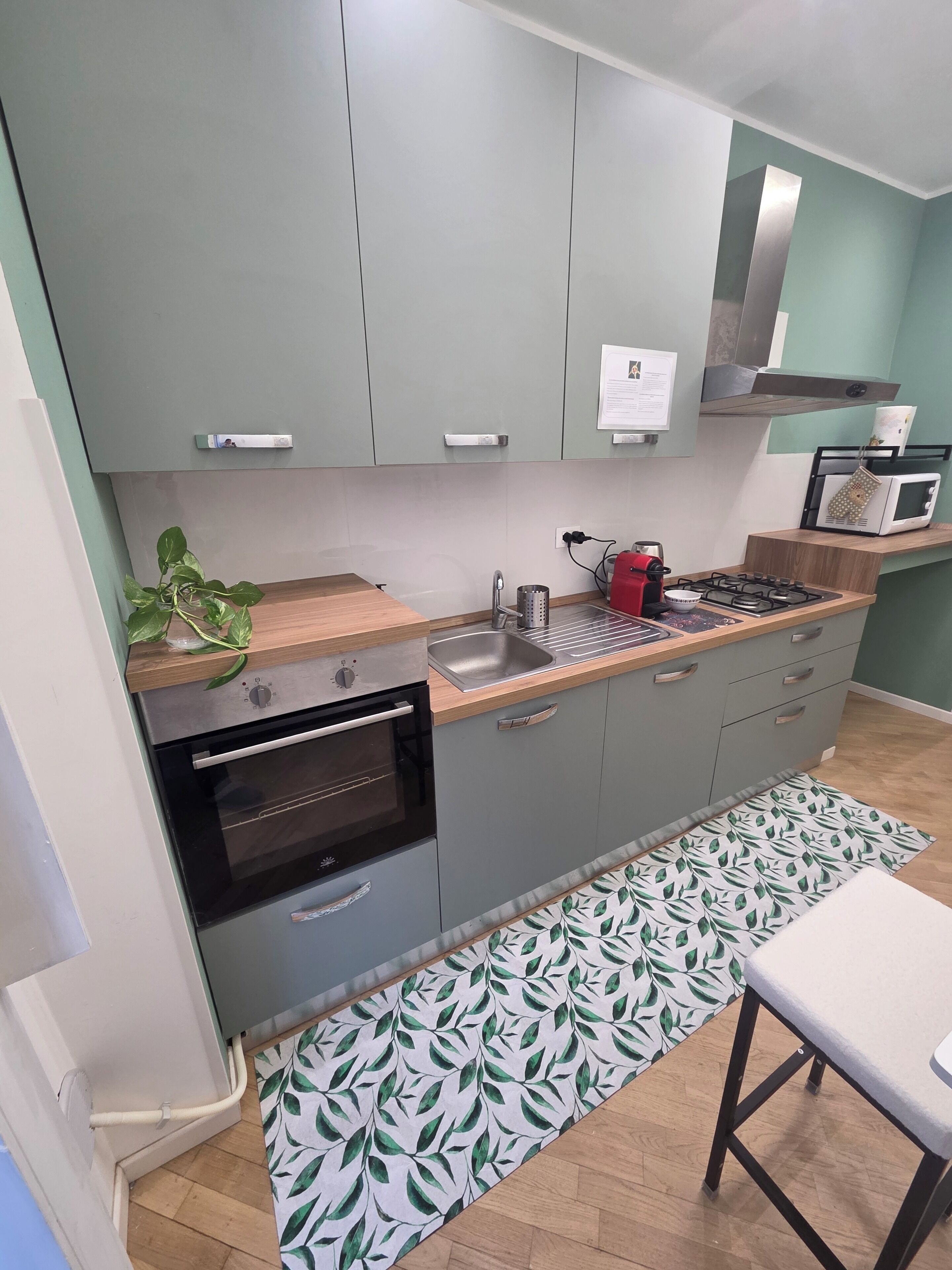 Lemari es, microwave, oven, dan kompor