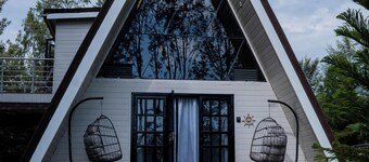 Beautiful cabin in a substantial green space perfect for unwinding & recharging