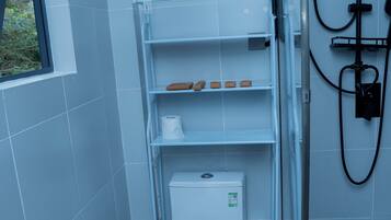 Une salle de bain moderne avec des toilettes, des étagères et une douche.