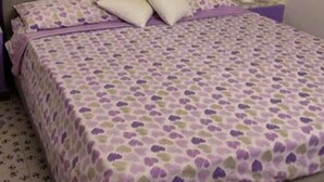 A bed with a purple headboard and a patterned bedspread. - Gisella's House Vacation Rental (Castellammare del Golfo)