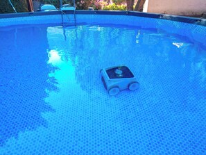 Ein Pool mit einem Spielzeugauto auf der Wasseroberfläche.