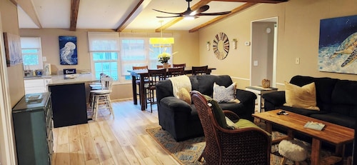 Sunset Tides & Tales! Boat Parking - Prime Location - Screen Porch & Sunroom