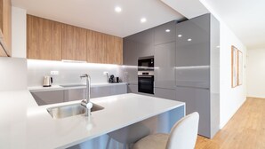 Una cocina moderna con isla integrada, electrodomésticos de acero inoxidable y diseño minimalista.