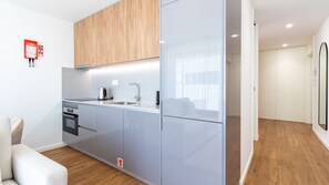 Eine moderne Küche mit Backofen, Wasserkocher und Spüle.