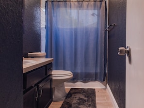 Hair dryer, towels - Egger - Eco-Friendly Home in Round Rock, Texas (Round Rock)