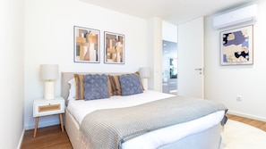A modern bedroom with a bed, bedside tables, and artwork on the walls. - Polacos Residence | 1BR | Apt Y by LovelyStay (Vila Nova de Gaia)