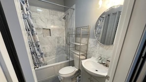 Standard Single Room With a Bathroom | Bathroom - Boston Luxury Rooms  (Boston)
