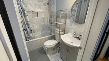 Standard Room, Private Bathroom | Badezimmer