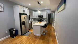 Private kitchen - Boston Luxury Rooms  (Boston)