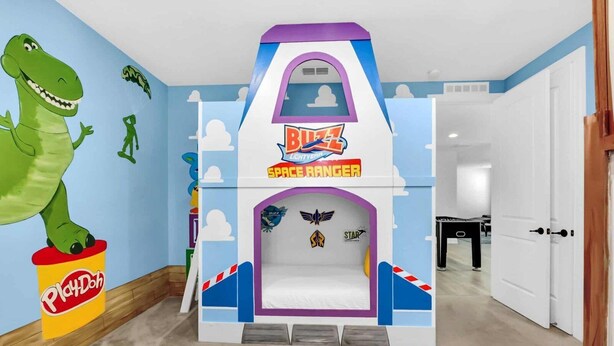Leikkialue, jonka teemana on Buzz Lightyear -avaruusrangeri, ja jossa on muun muassa leikkiteltta ja dinosauruksia esittäviä taideteoksia.