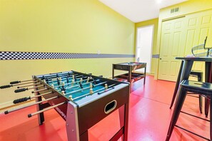 Games room - South facing private pool and hot tub/Themed beds/7 miles to Disney/games room (Kissimmee)