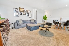 Living area - South facing private pool and hot tub/Themed beds/7 miles to Disney/games room (Kissimmee)