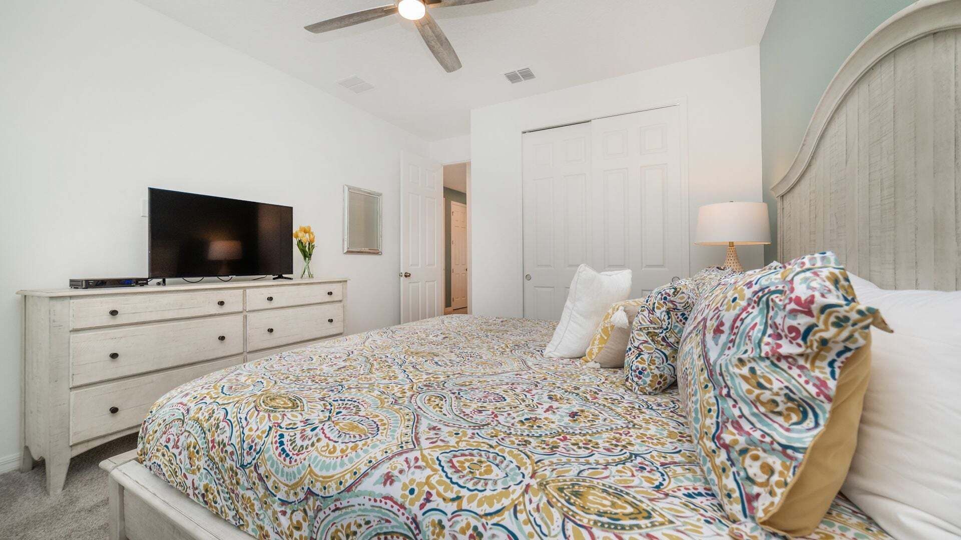 Iron/ironing board, bed sheets