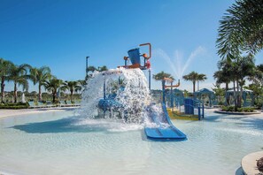 A water park with a water slide, palm trees, and a clear blue sky. - Maison Calme - Five Bedroom Villa, Sleeps 13 (Kissimmee)