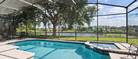 Una piscina con zona cubierta y vistas del paisaje circundante, con un cartel que indica que es una piscina privada.