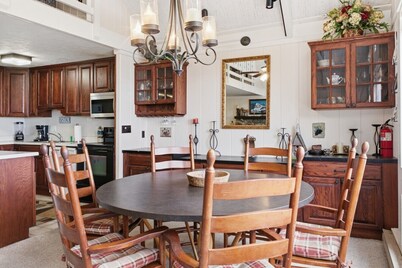 Beech Mtn Chalet | Long-Range Views, Sleeps 9, AC