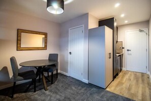 Studio Mewah, 1 Tempat Tidur King, dapur kecil | Tempat makan